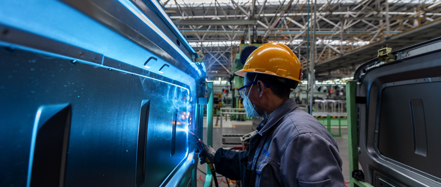 攝圖網_501632545_wx_汽車生產線上作業的工人（企業商用）.jpg