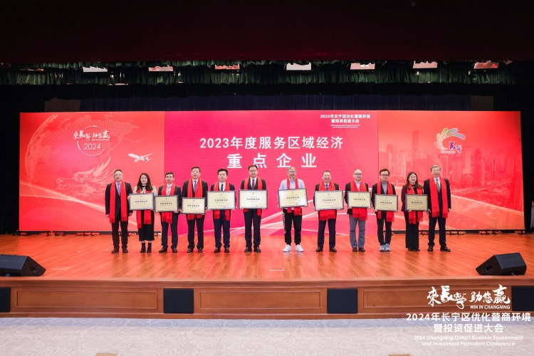 行政資深總監戴志忠代表領獎（左5）_官網.jpg