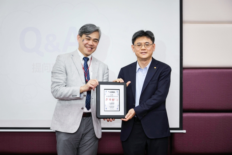中央大學向仲利國際贈予紀念獎牌_副本.jpg